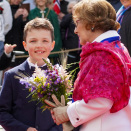 Kongeparet fikk blomster av Maria Lundseng og Fredrik Øren Helstad, begge 9 år.  Foto: Liv Anette Luane, Det kongelige hoff